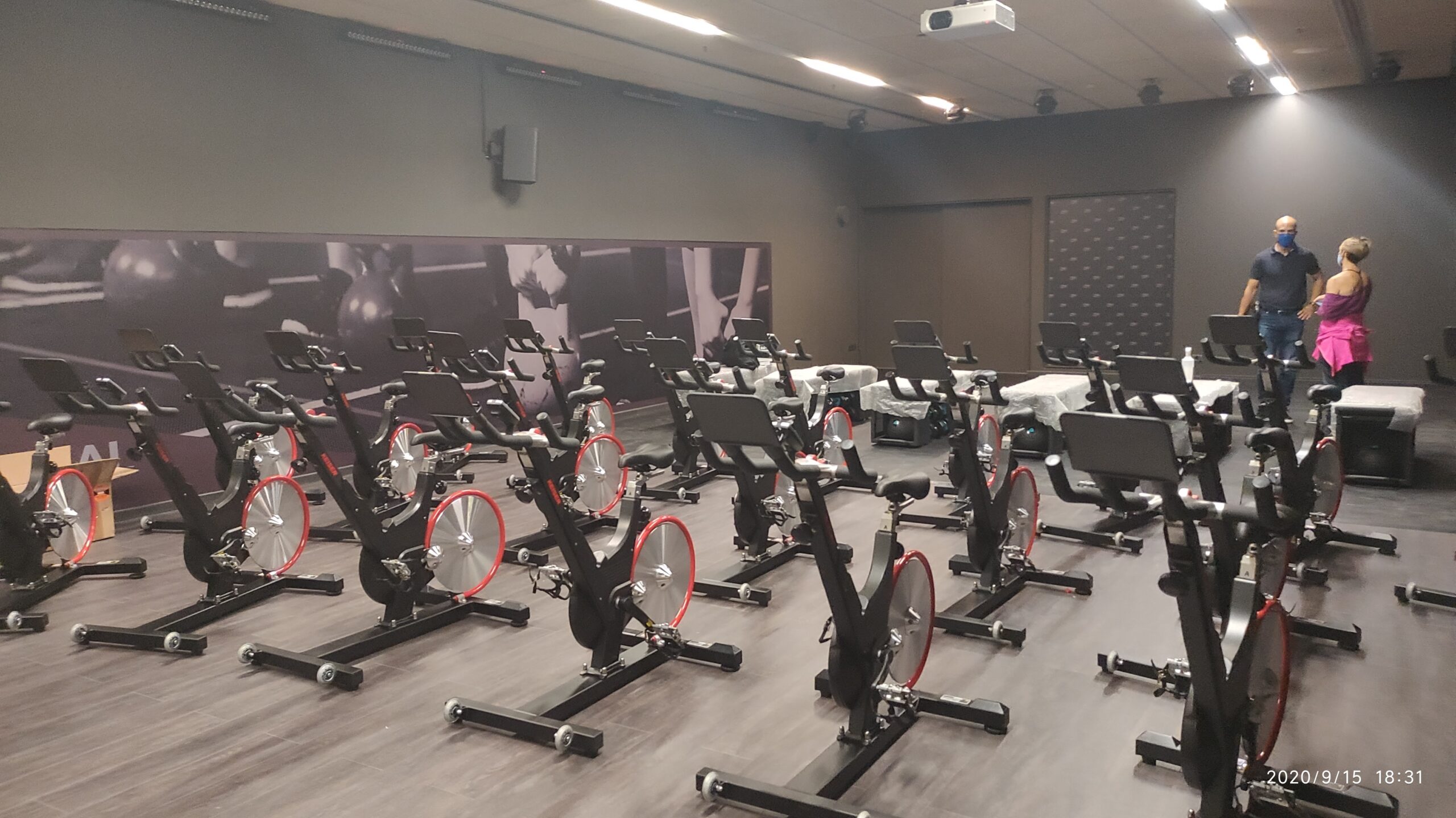 Spinning virtual amb il·luminació espectacular. Audiovisuales Mister Mix