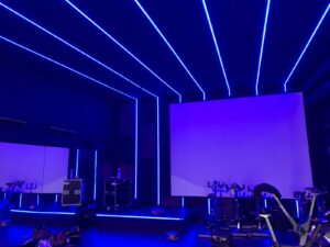 Sala de Indoor Cycling con Iluminación Espectacular