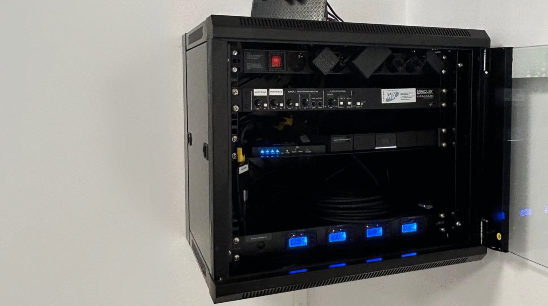 Rack mural con con puerta y llave con la electronica del auditorio hibrido.